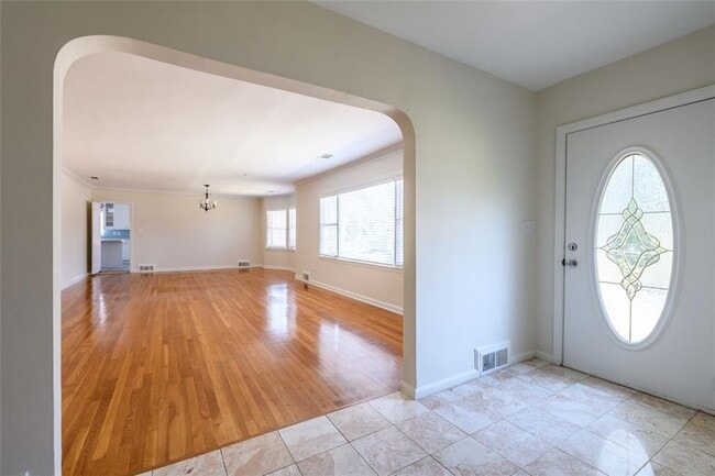 Foto del edificio - 1205 Spring Valley Ln NE