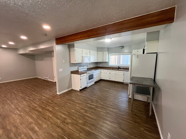 Foto del edificio - 7443 S Creek Rd