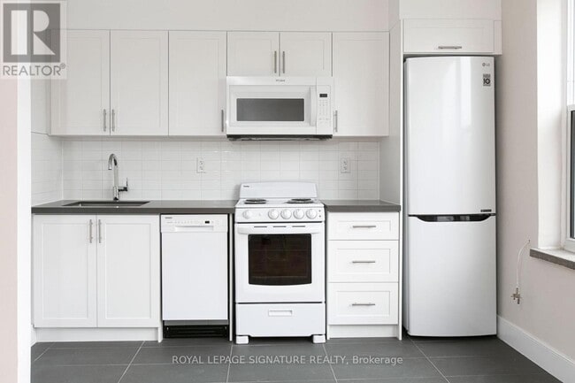 Building Photo - 1545 Bathurst St