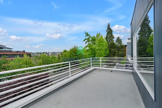 Building Photo - 2 Bed and 2 Bath Kirkland DT Condo is Avai...