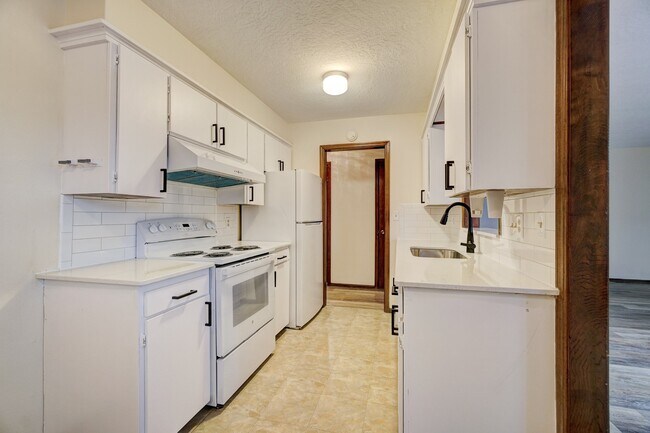 Building Photo - 2244 Donna Dr