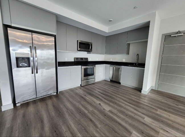 Foto del edificio - 7040 Woodman Ave