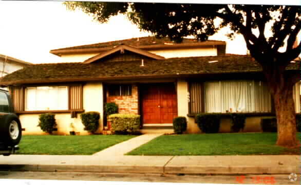 Building Photo - 653 E Olive Ave