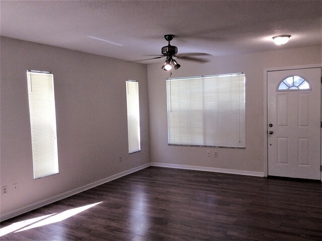Foto del edificio - 9436 Bud Wood St