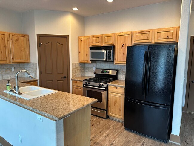 Building Photo - Willow Lake Loop Townhome