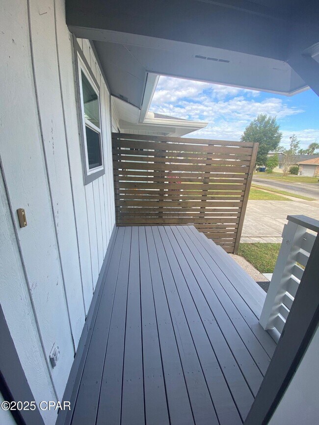 Building Photo - 1021 11th Ct