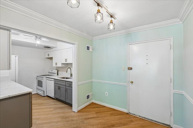 Foto del edificio - Bright & Stylish 2BR/1BA Condo in Sought-After Sumner Court in Bethesda