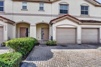 Building Photo - 2557 Riverside Dr