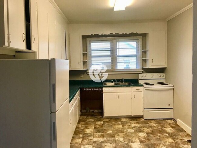 Building Photo - Updated 2 bed / 1 bath with large rooms!