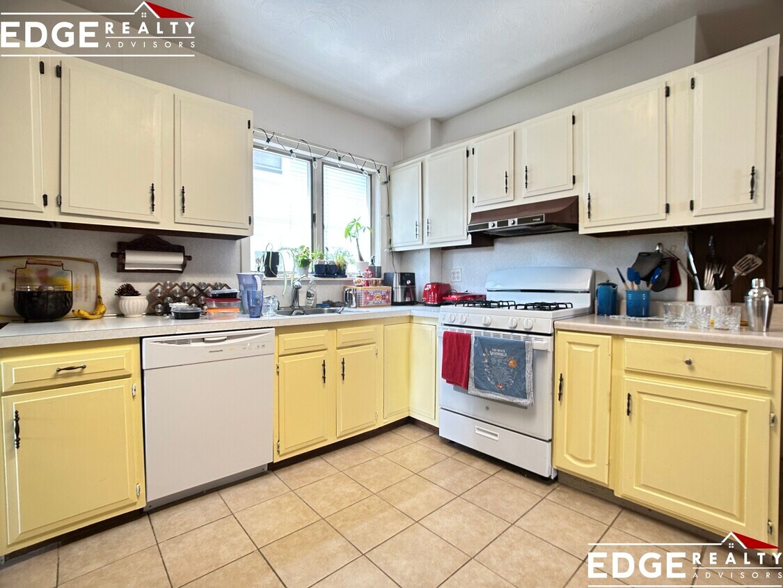 Primary Photo - 28 Montfern Ave