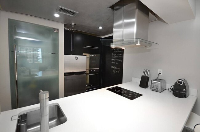 Building Photo - 540 Brickell Key