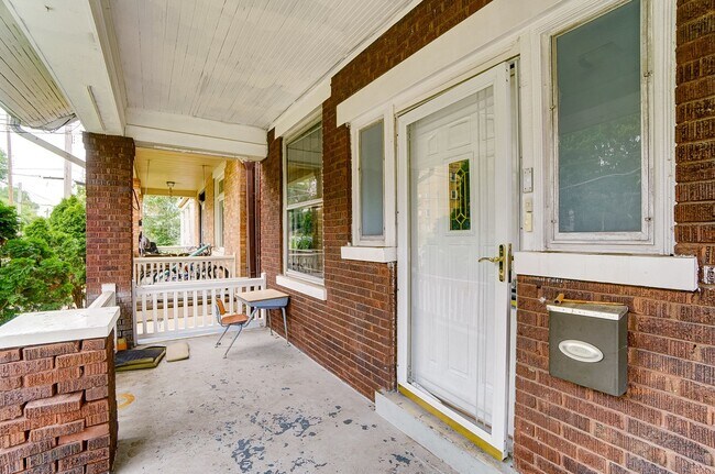 Building Photo - 3 Bedroom, 1 Bathroom Home, Large Entertai...