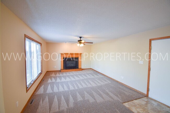 Foto del edificio - Beautiful 4 Bedroom Home in Waukee home with a fantastic yard!