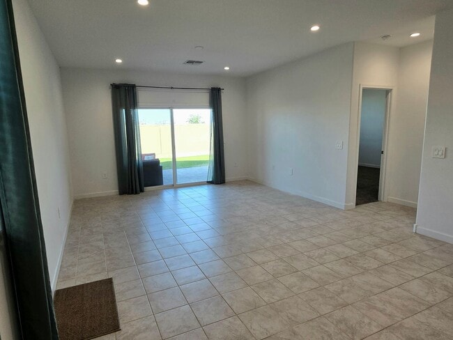 Foto del edificio - 3-bedroom home In Superstition Vistas, just 2 years new