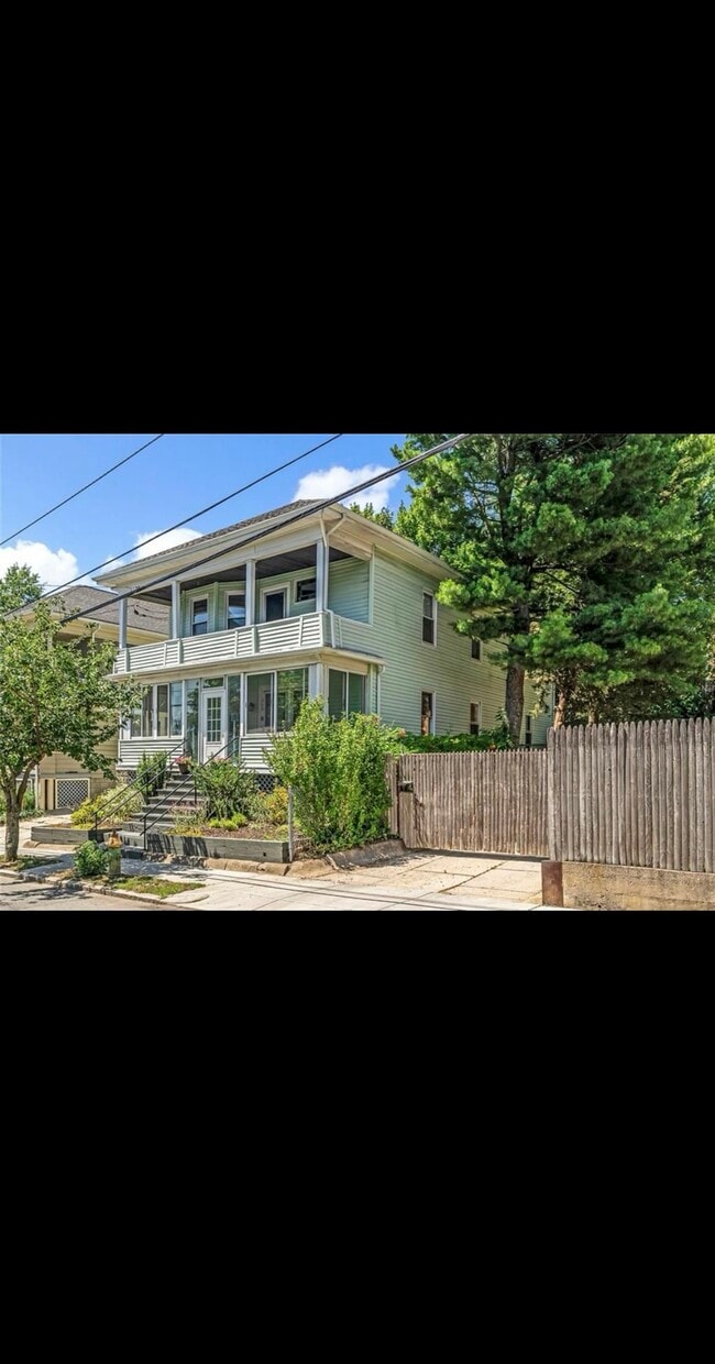 Building Photo - 207 Jewett St