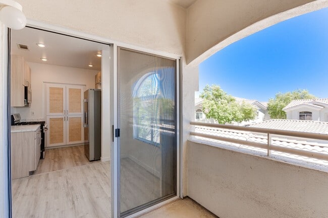 Building Photo - $500 OFF FIRST MONTHS RENT MOVE IN SPECIAL!!