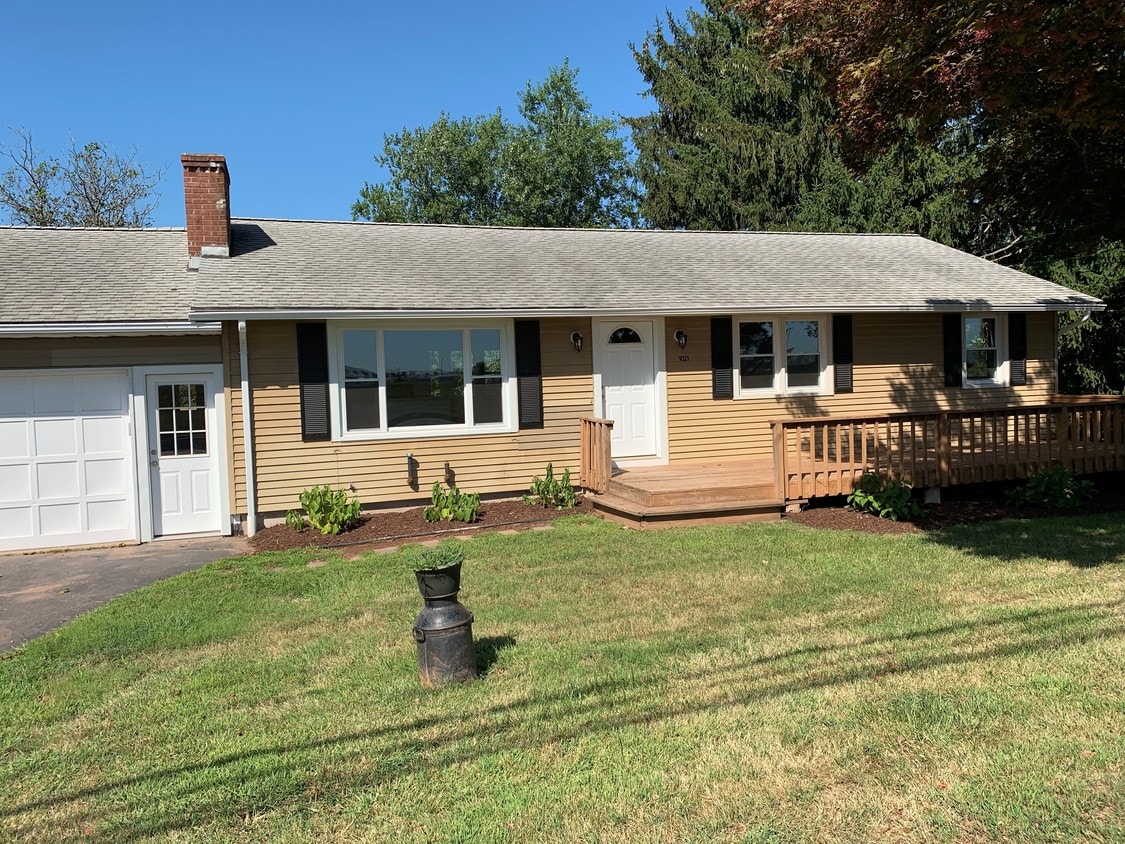 1021 Middle St, Middletown, CT 06457 House Rental in Middletown, CT