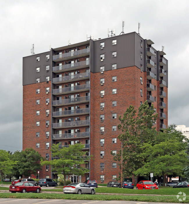 Photo du bâtiment - Canterbury Towers - 760 Wonderland Road South