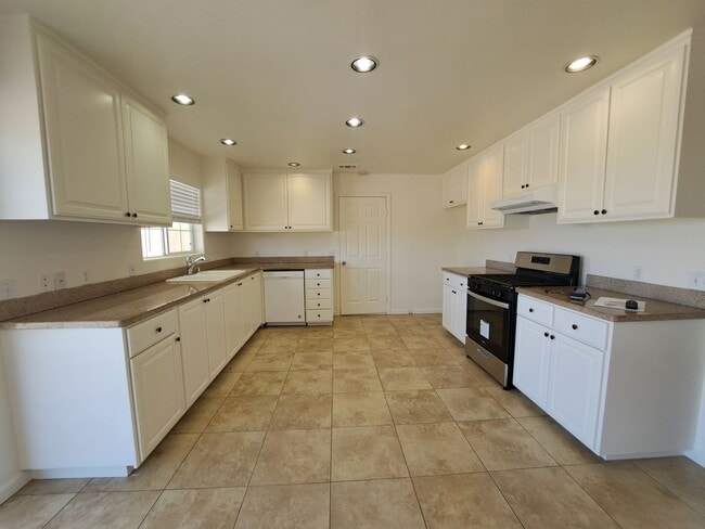 Building Photo - Huge Yard & HVAC!