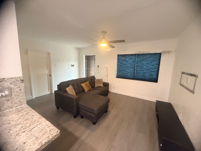 Foto del edificio - 241 NW 34th Terrace