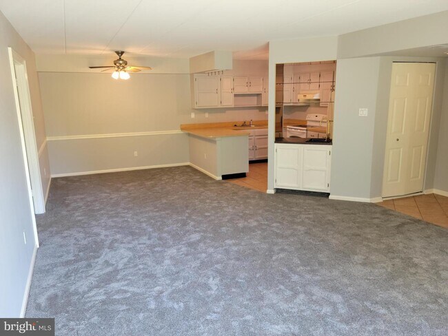 Building Photo - 8 Oakridge Dr