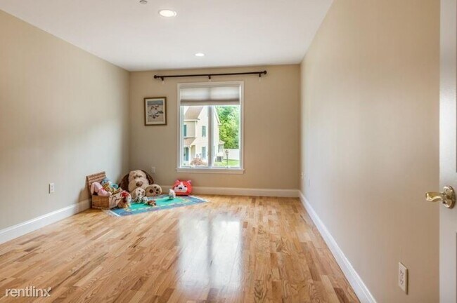 Foto del edificio - 216 Rangeway Rd