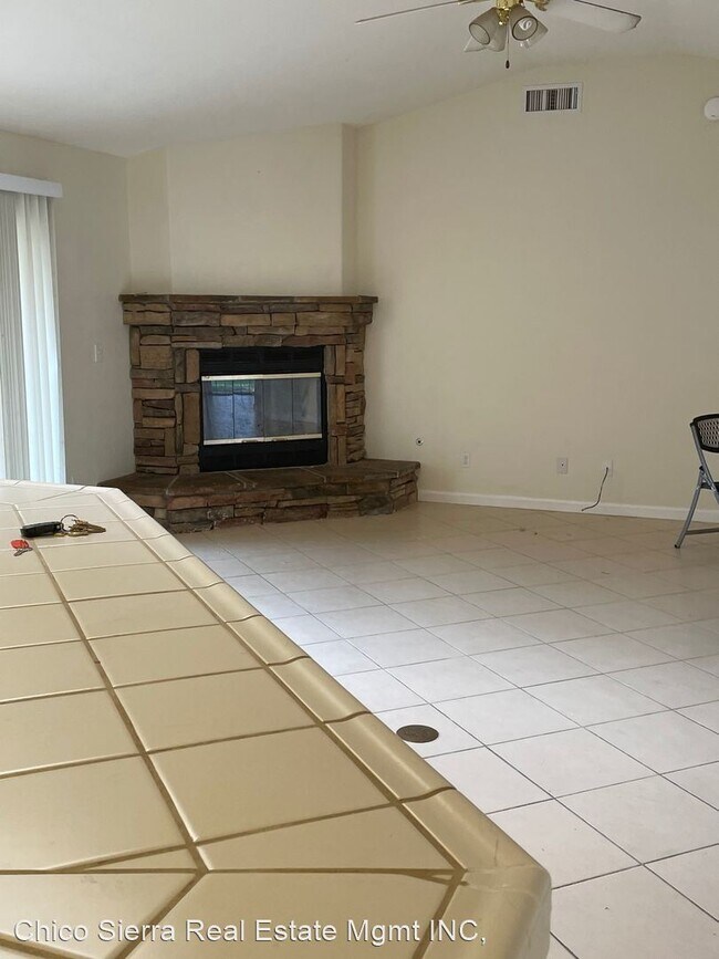 Building Photo - 3 br, 2 bath House - 197 Crater Lake