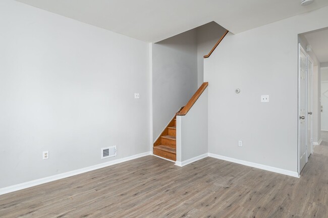 Foto del edificio - TAKE A SECOND LOOK AT THIS END-UNIT TOWNHOME