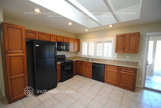 Building Photo - 2742 S Las Palmas