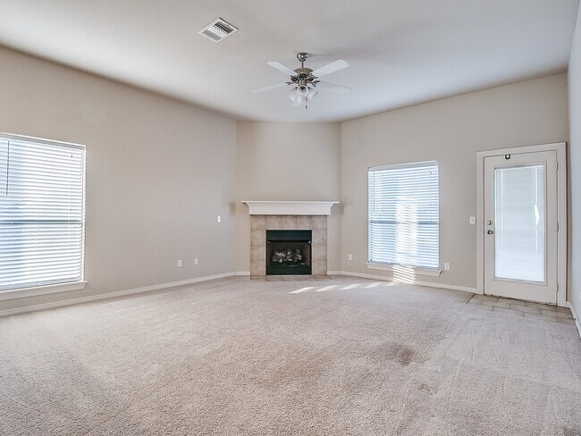 Foto del edificio - 4 Bedrooms/2 Baths/3Car - Deer Creek Schools - Gated Community of North Roselake Villas