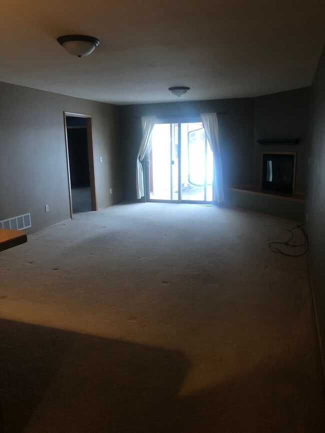 Foto del edificio - 3 Bedroom / 2 Bathroom Townhouse – Pet Fri...