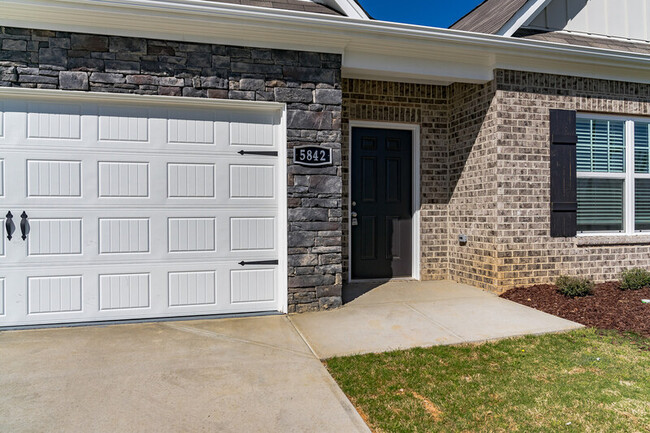 Building Photo - 5842 Horizons Pkwy