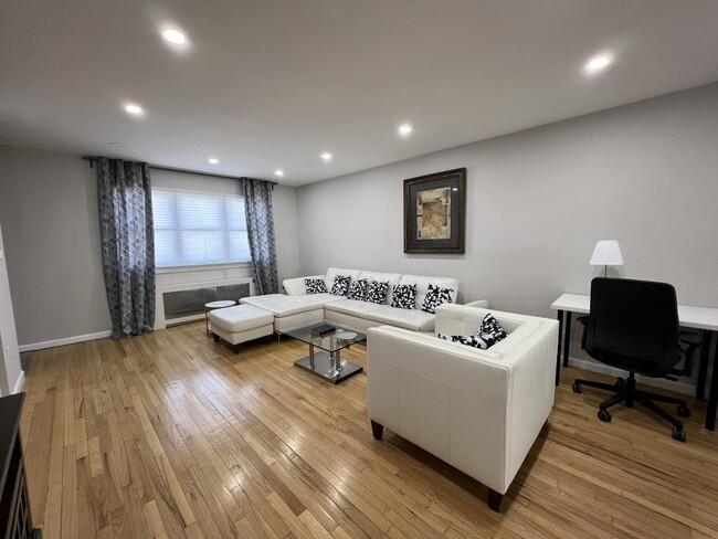 Building Photo - 12 COLLEGE St