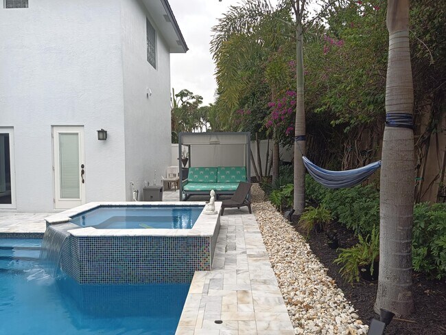 Foto del edificio - 542 N Cypress Dr