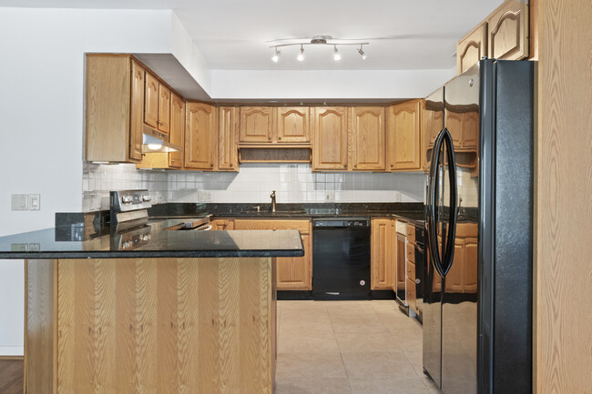 Kitchen with Breakfast Bar - 15 Harbour Close