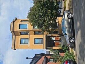 Building Photo - 1901 N Hoyne Ave