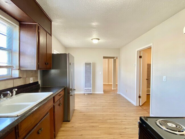 Building Photo - Newly Remodeled 2 Bed, 1 Bath Apt in Near ...