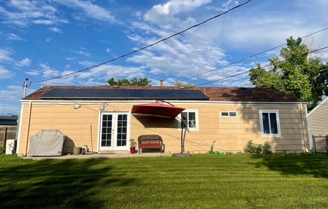 Foto del edificio - University Hills Charming Updated House 3 Bedrooms 1 Bath w/ Large Yard, Solar Panels & More