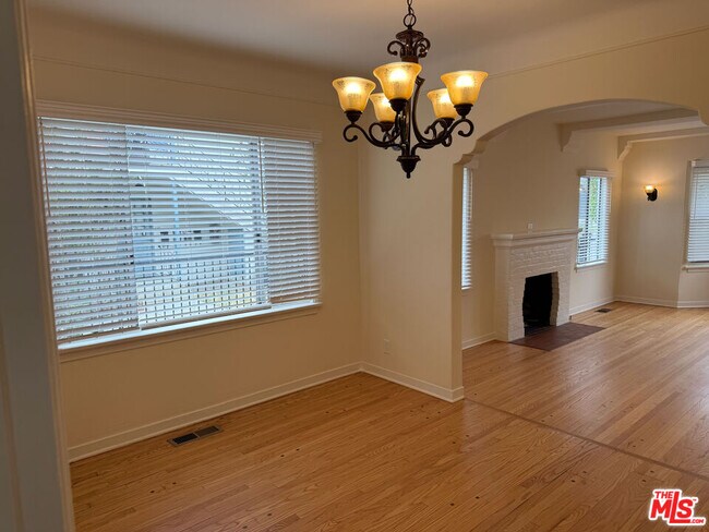 Foto del edificio - 617 W Glenoaks Blvd