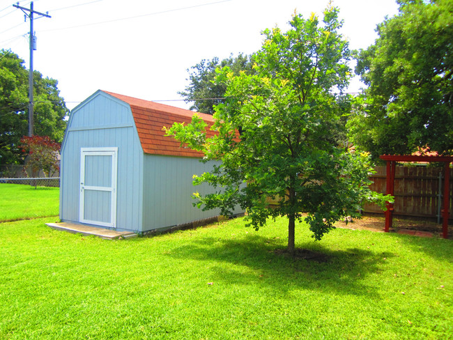 Building Photo - Garden Villa