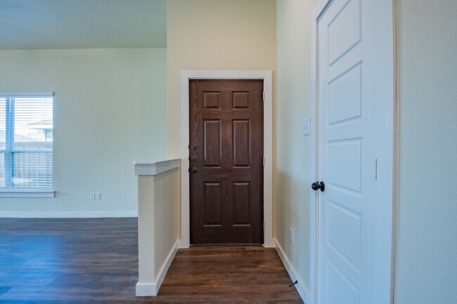 Foto del edificio - AVAILABLE NOW! GORGEOUS 4 BEDROOM DUPLEX L...