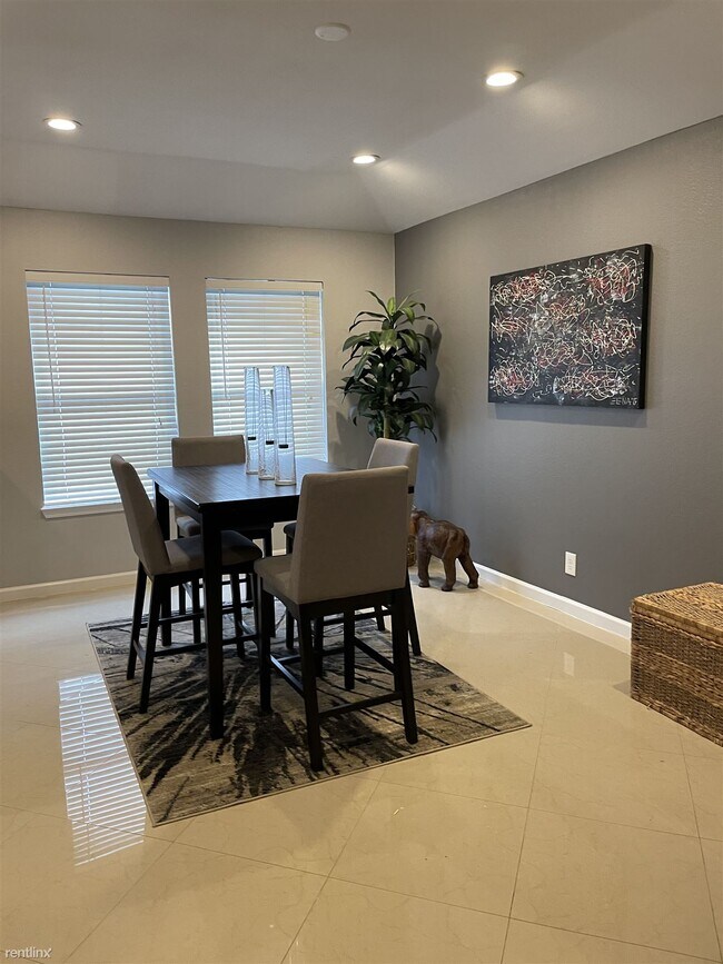 Foto del edificio - 2 br, 2 bath Duplex - 6251 Camelot Drive