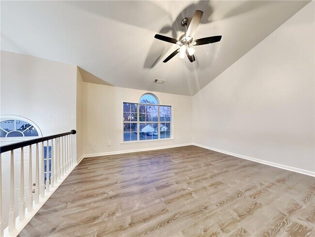 Building Photo - 982 Forest Glen
