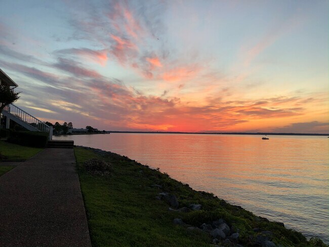 Foto del edificio - 68 Lake Barnett Dr