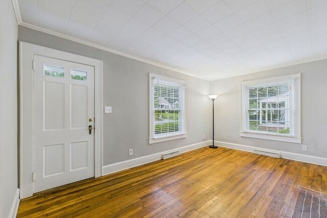 Building Photo - NW - Adorable Updated Home, Hardwood Floor...