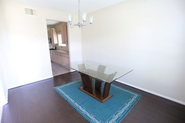 Foto del edificio - 3327 Summerwood Ln