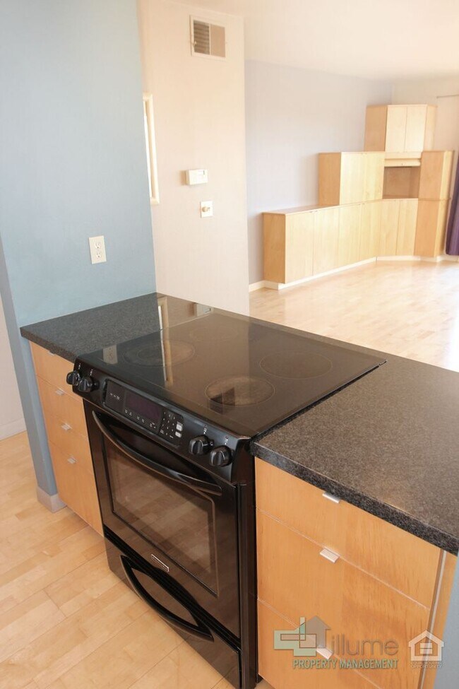 Building Photo - Condo Near OHSU with Huge Deck, Stunning V...