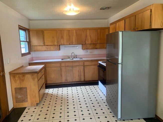 Foto del edificio - $2,500 Three Bedrooms, One Bath Home with Private Back Yard, Ready To Lease!