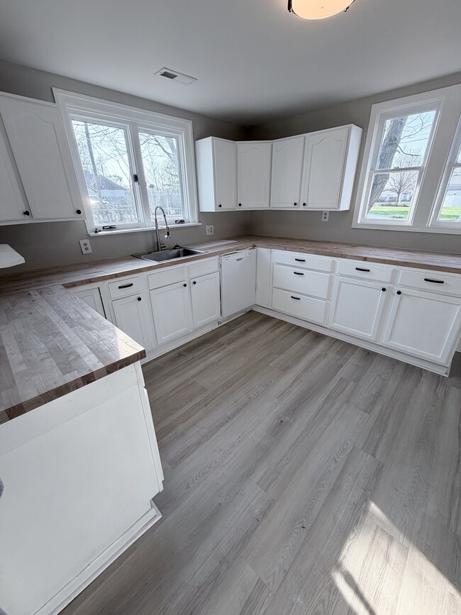 Building Photo - 720 S Apperson Way