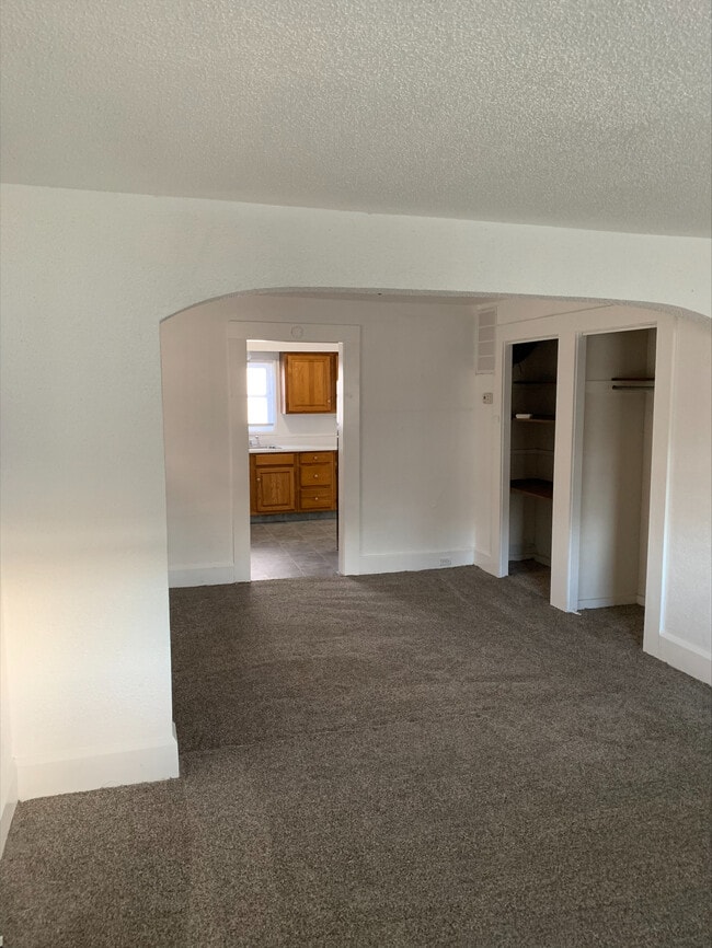 Building Photo - 2414 S Walnut St